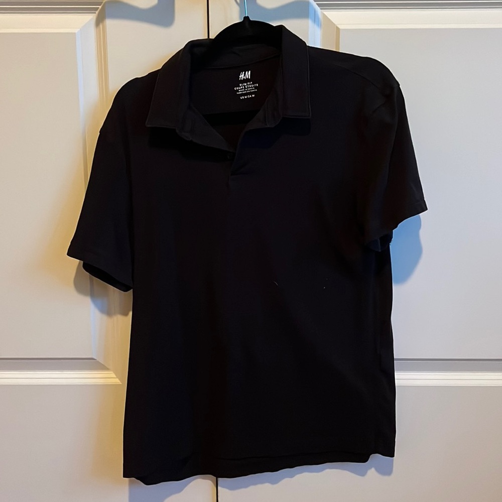 Black men’s medium size polo in slim fit